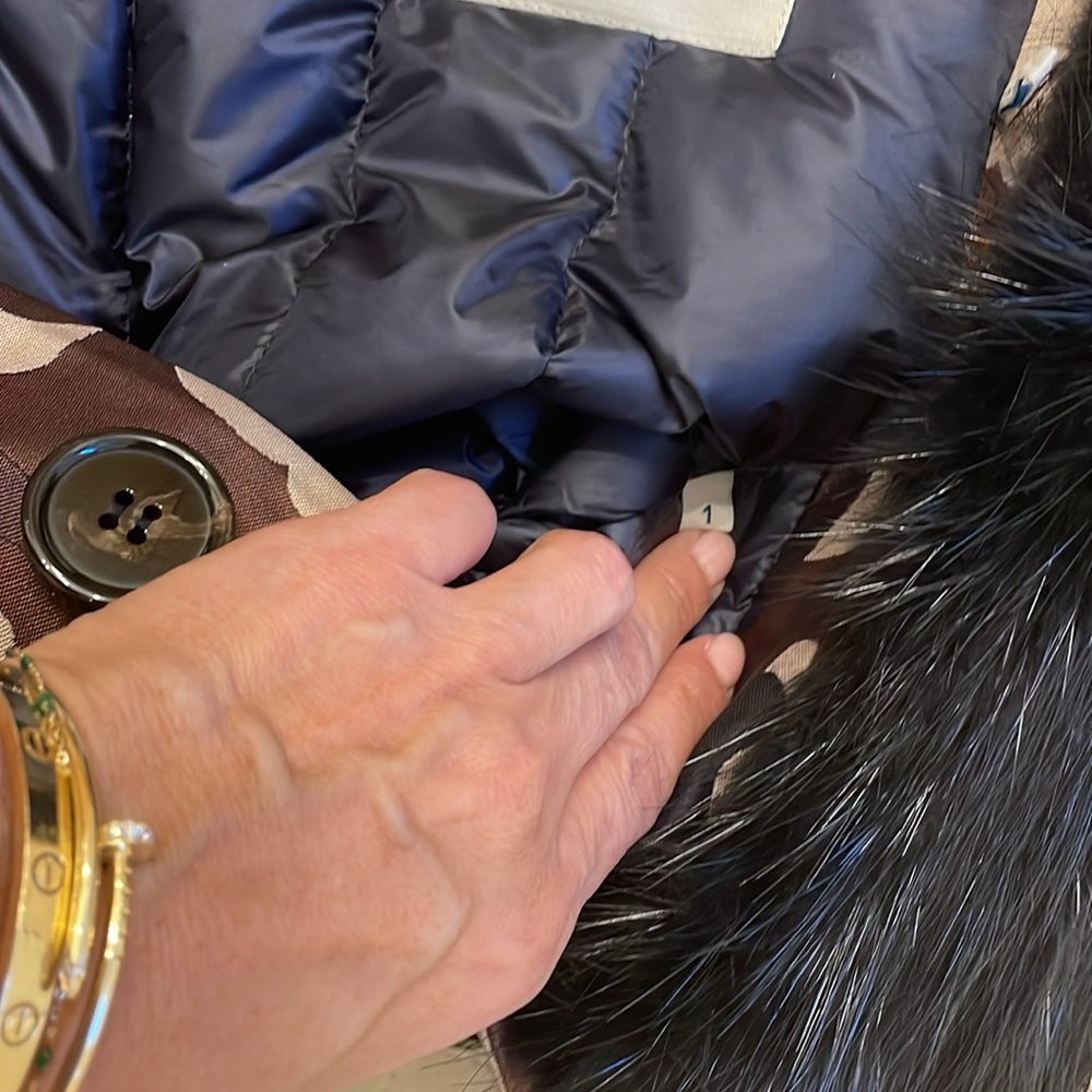 Moncler coat w detachab fur collar. - Picture 3 of 5